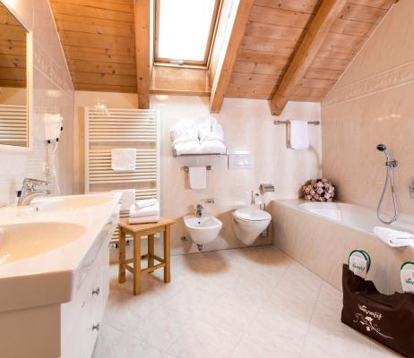 Bahroom with shower, bathtub, double washbasin, WC and bidet - Suite Margherita