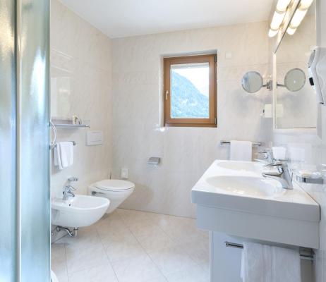 Bagno con doccia, doppio lavabo, WC e bidet - Suite Jasmin