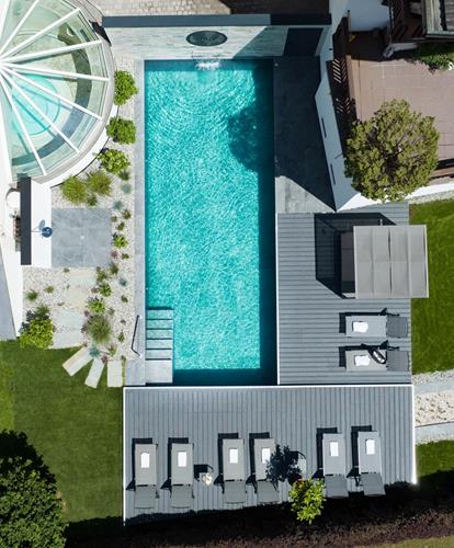 Piscina esterna, giardino e terrazza visti dall'alto