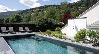 La piscina bio-naturale esterna con acqua fresca di montagna in estate