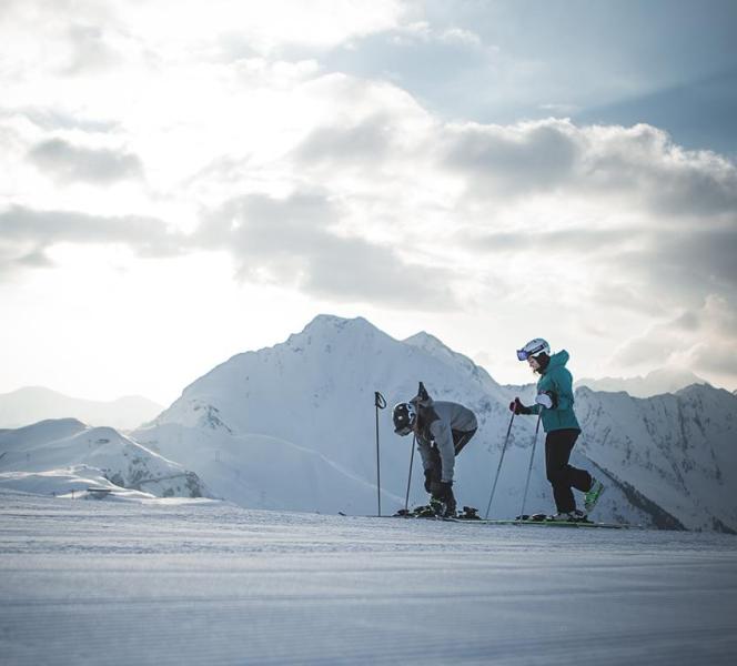 Zwei Skifahrer