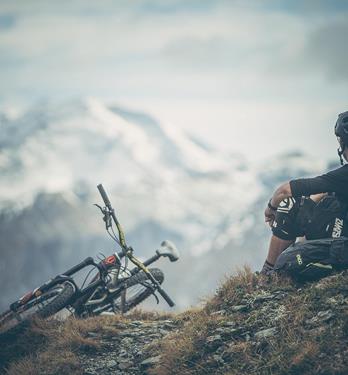 Ein Mountainbiker genießt die Aussicht