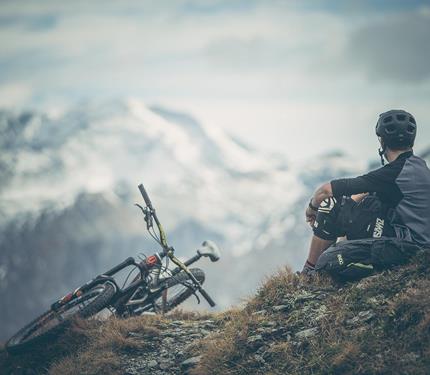 Un ciclista si gode la vista