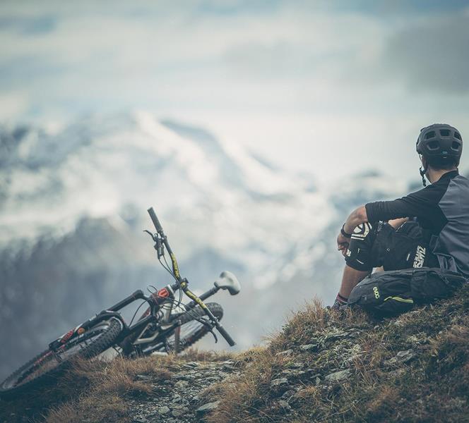 Un ciclista si gode la vista