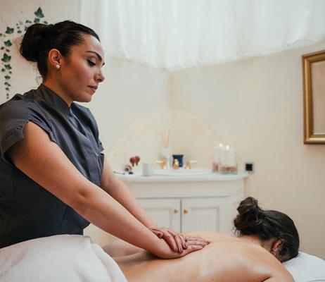 Eine Masseurin bei der Arbeit