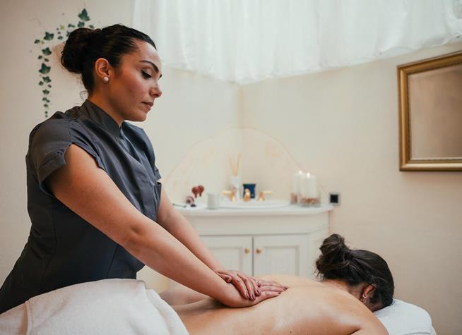 Eine Masseurin bei der Arbeit