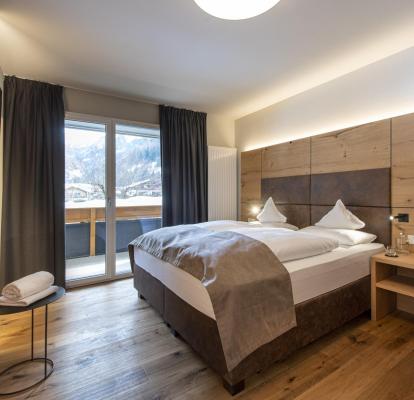 Schlafzimmer mit Doppelbett und Balkon - Familienzimmer Superior